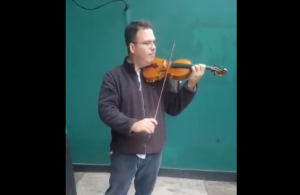 Este ex director del sistema de Orquestas de Venezuela vive de propinas en Perú (Video)
