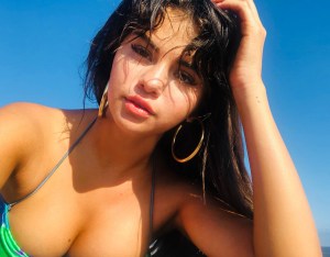 Selena “Riquiquita” Gómez prendió Instagram con unas fotos playeras que uffff… ¡Es mejor que las veas!