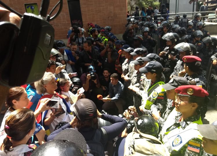 Fuerzas represivas impidieron marcha de trabajadores de la salud hasta el palacio de Miraflores #16Ago