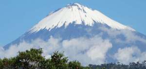 Volcán ecuatoriano Sangay entra en fase eruptiva tras nueve meses de calma