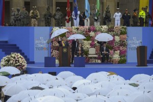 Coge dato Putin… Duque sí se preocupó por la lluvia en su acto de investidura (FOTOS)