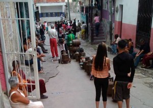 Bombonas no alcanzan para todas las familias del Barrio Unión de Petare #7Ago (Video)