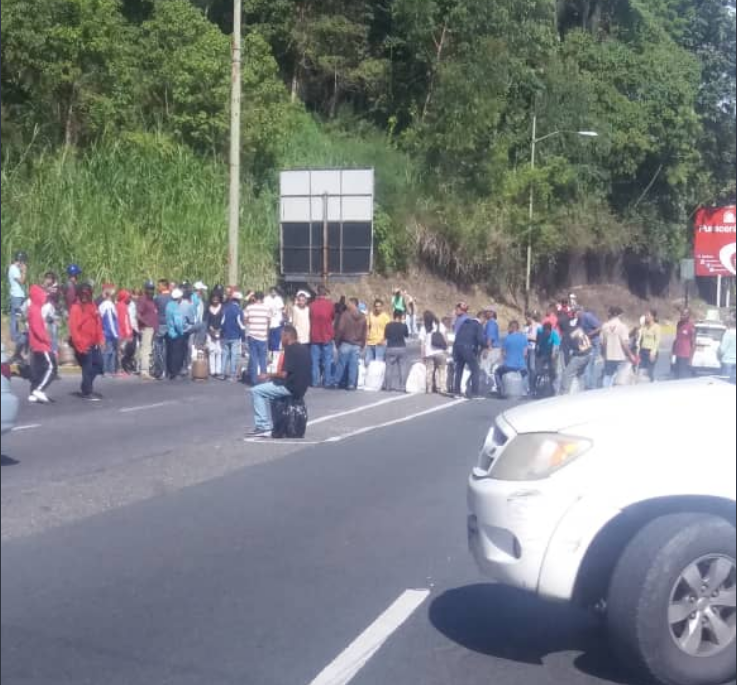 Protestan una vez más por falta de gas en Los Teques #22Ago