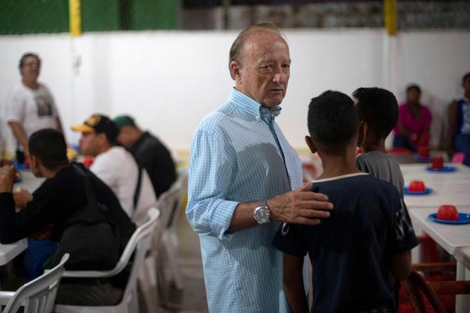 El padre Jesús, el sacerdote español que da el desayuno a 1.600 venezolanos en Brasil (Fotos)