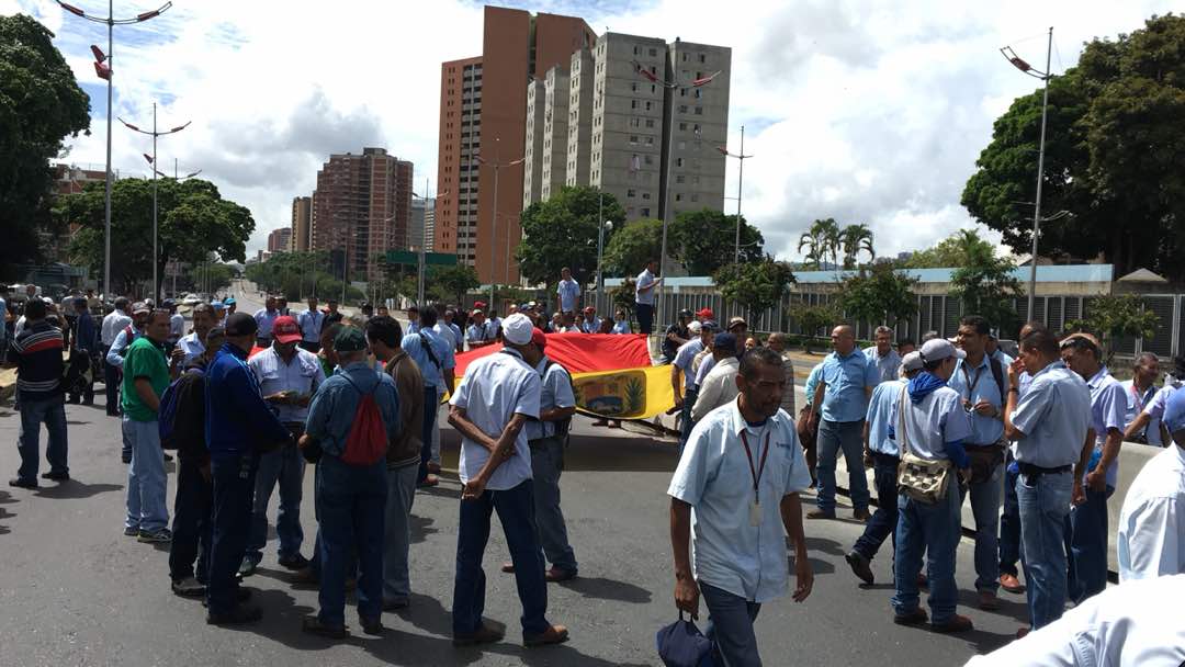 Trabajadores de Cantv y Corpoelec protestan en la avenida Libertador de Caracas #1Ago (fotos)
