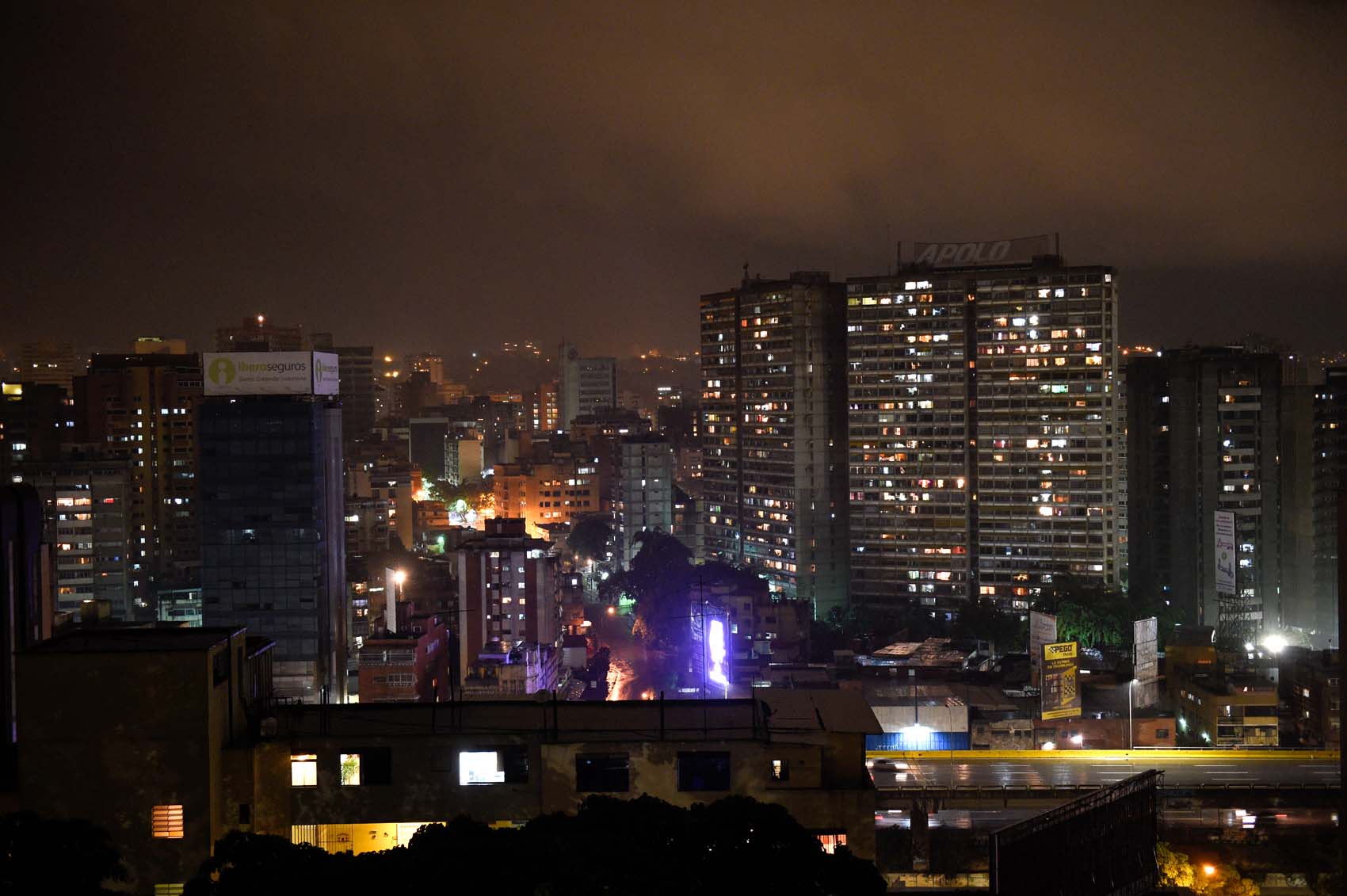 Cazando “promos” y cuidando la gasolina: Así los jóvenes salen de noche en Venezuela