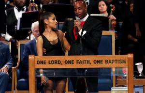 El obispo del funeral de Aretha Franklin se disculpa por manosear a Ariana Grande