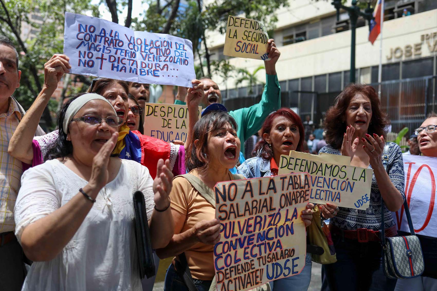 Empleados públicos venezolanos protestan por despidos “injustificados”