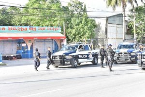 Hallan restos de tres personas en bolsas fuera de un restaurante en Cancún