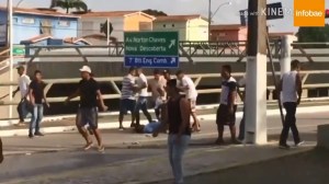 Vergonzoso para el fútbol: Hinchas brasileños roban durante batalla campal en Natal (Video)