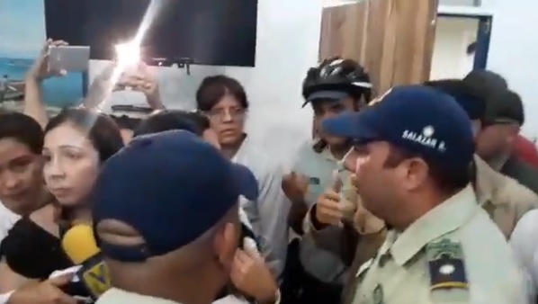 Policía desalojó a periodistas durante rueda de prensa sobre la salud en Nueva Esparta (video)