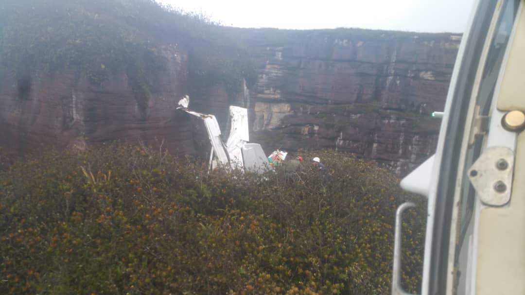 Rescatistas recuperan los cuerpos de los pasajeros de la avioneta siniestrada en el Salto Ángel (Fotos)