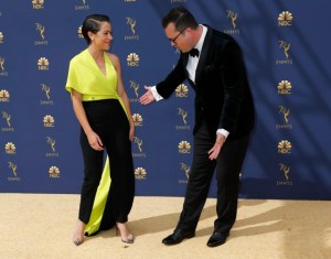 Color amarillo brilla en la alfombra dorada de los premios Emmy