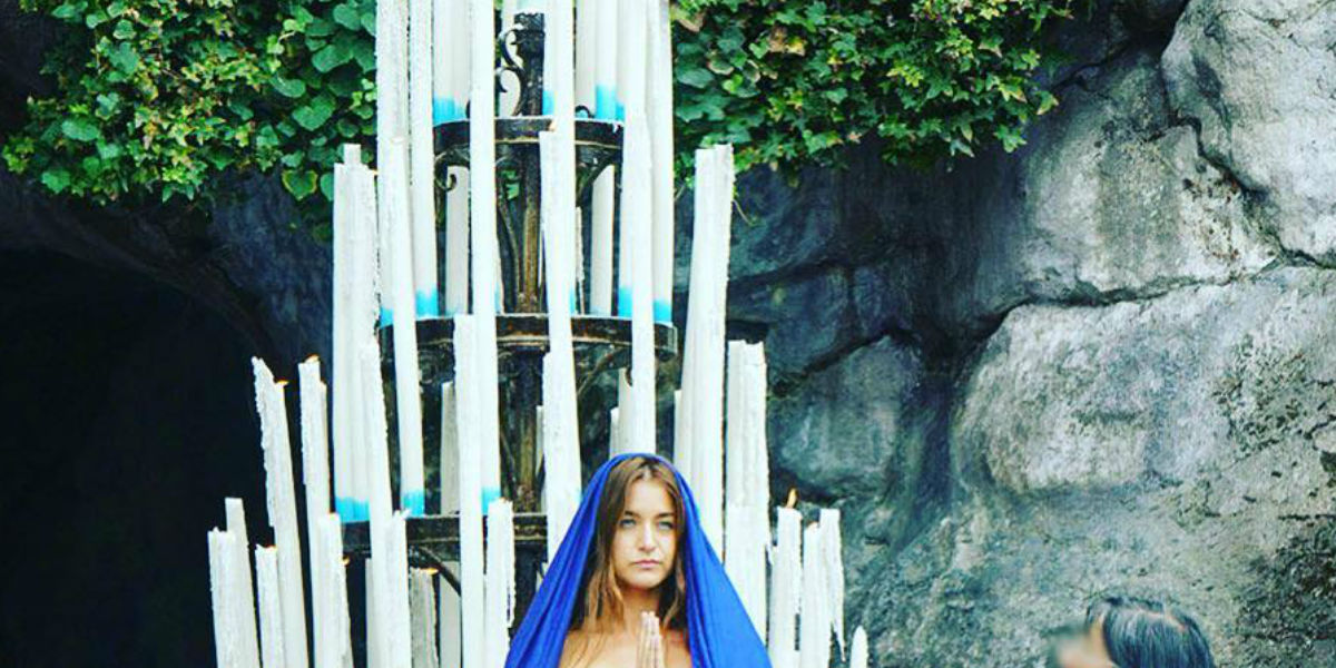 Se desata la polémica por artista que se desnudó frente a la Virgen de Lourdes (Fotos)