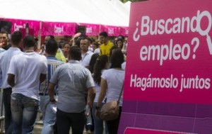 Miles de venezolanos asisten a feria de empleo para emigrantes en Medellín