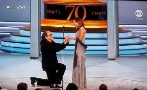 Un ganador de los Emmy le propone matrimonio a su pareja sobre el escenario (Video)