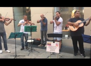 Se te aguará el guarapo cuando veas a estos músicos venezolanos en Madrid interpretando “Venezuela” (Video)