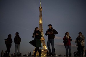 La Torre Eiffel se tiñó de dorado en honor a Charles Aznavour (Fotos y videos)