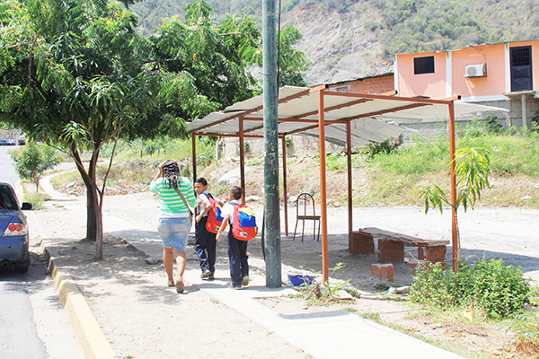 Estudiantes caminan hasta tres horas por falta de bus en Tanaguarena