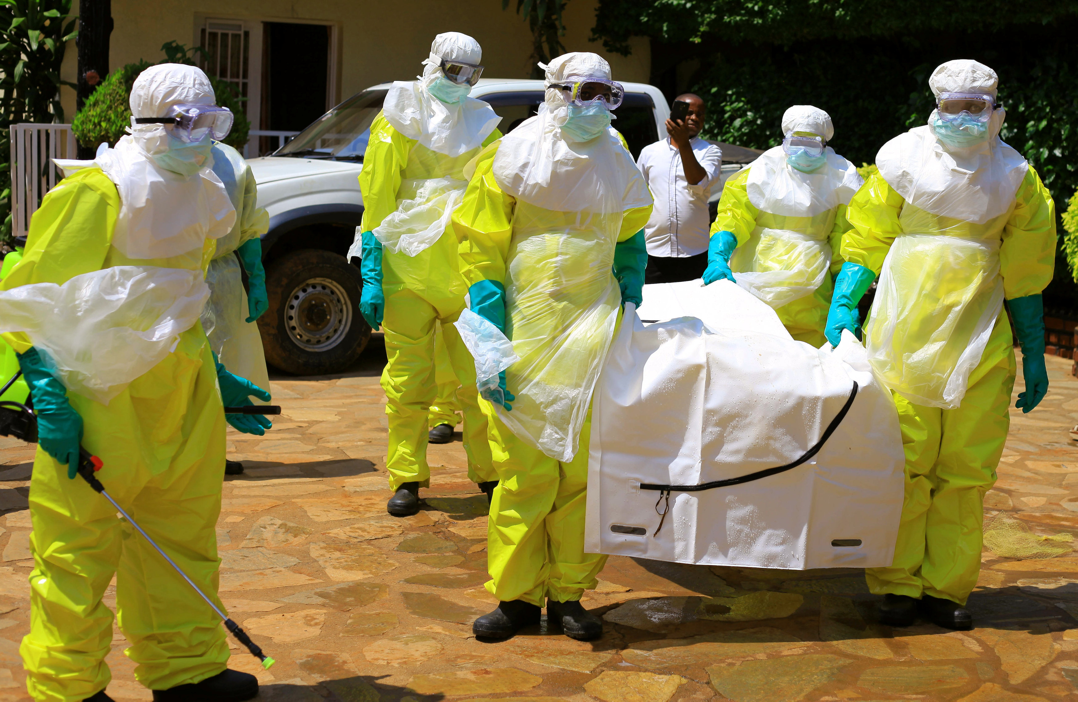 Al menos 100 muertos de ébola en tres semanas en el Congo