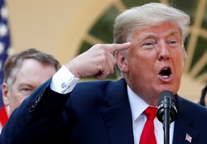 La Casa Blanca admite que Trump le dijo a una periodista que “nunca” piensa (Videos)