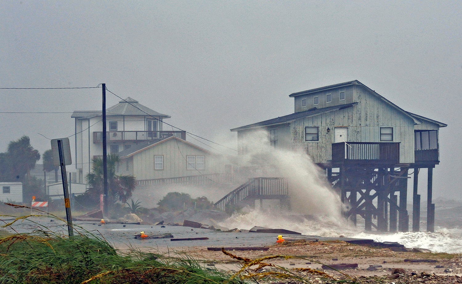 Michael se degrada a tormenta tropical tras sembrar devastación en Florida