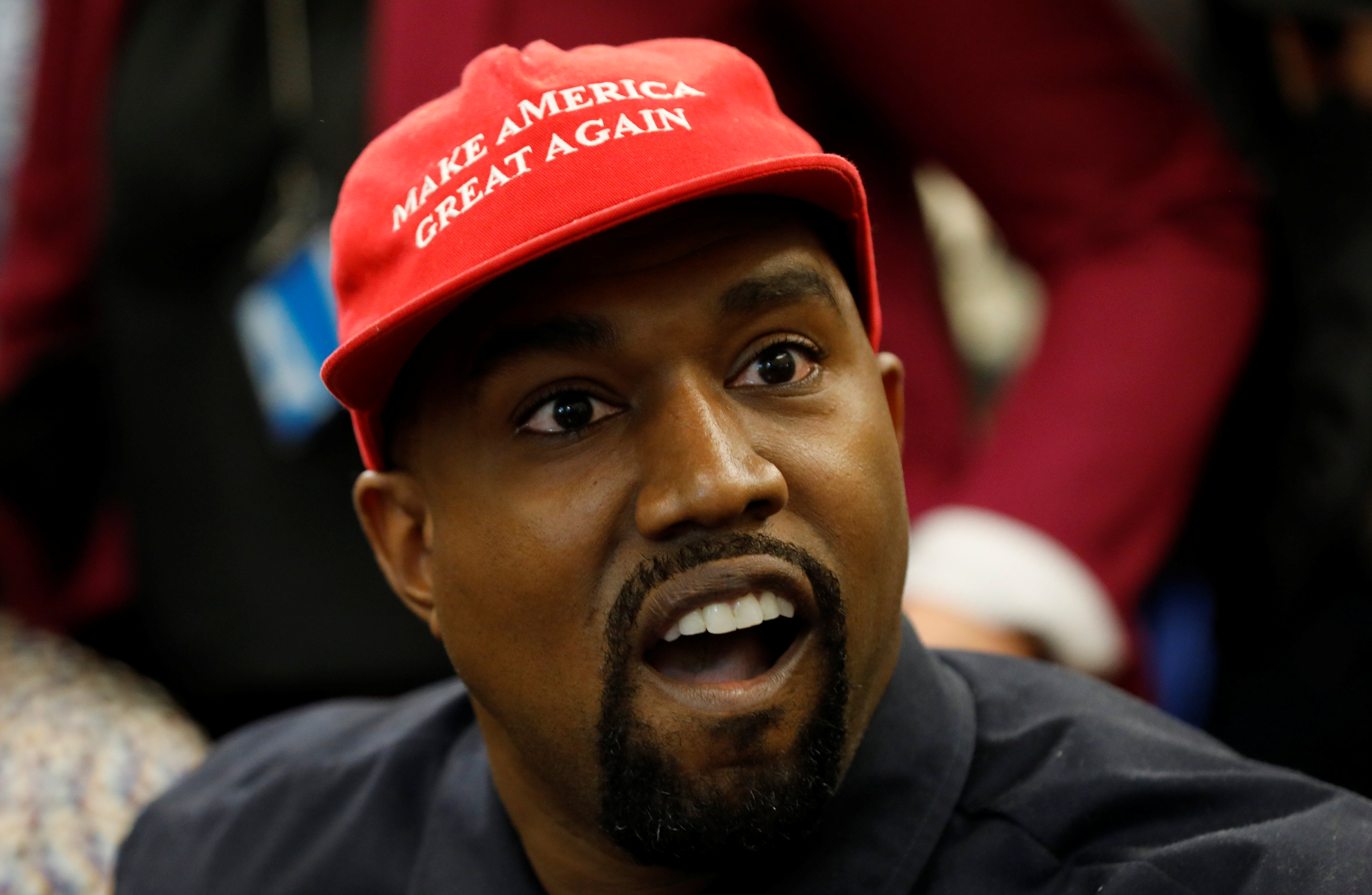 ¡Pendiente Kim! Durante la reunión con Trump una cámara captó la contraseña del celular de Kanye West (Video)