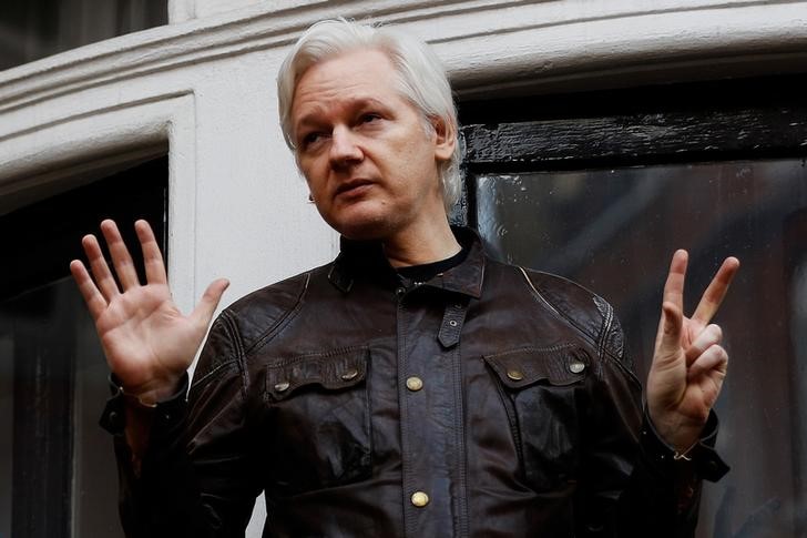 Ecuador restaura parcialmente a Julian Assange el acceso a internet