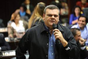 Diputado Cadenas denuncia venta de gasolina contaminada en Barinas