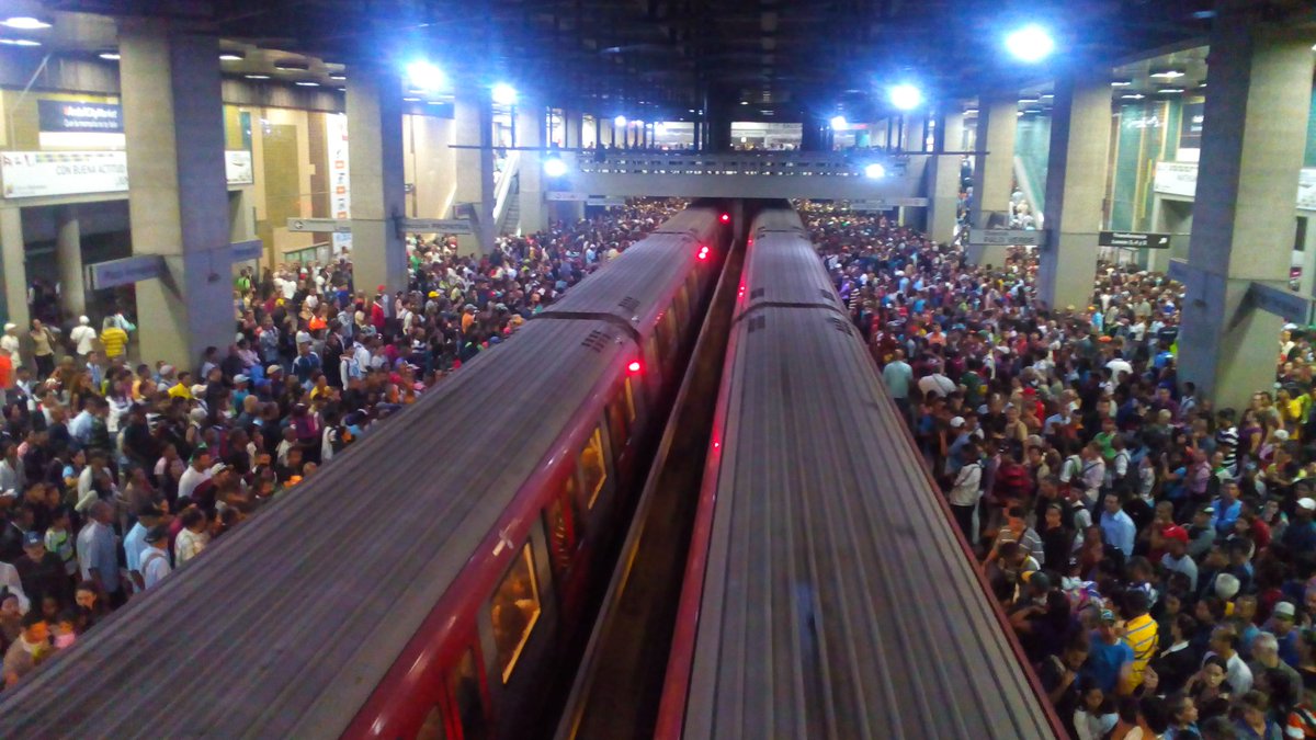 Usuarios reportan retraso en el Metro de Caracas #18Jun