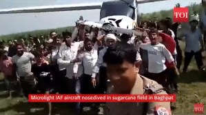 ¡Increíble! Un grupo de hombres cargaron una avioneta en los hombros luego que se estrellara (video)