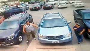 Abusador golpea brutalmente a una pequeña mujer por un puesto en el estacionamiento (Video)