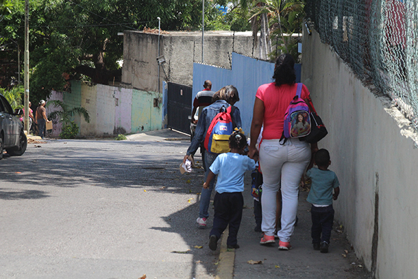 En Vargas, los niños deben caminar para asistir a clases