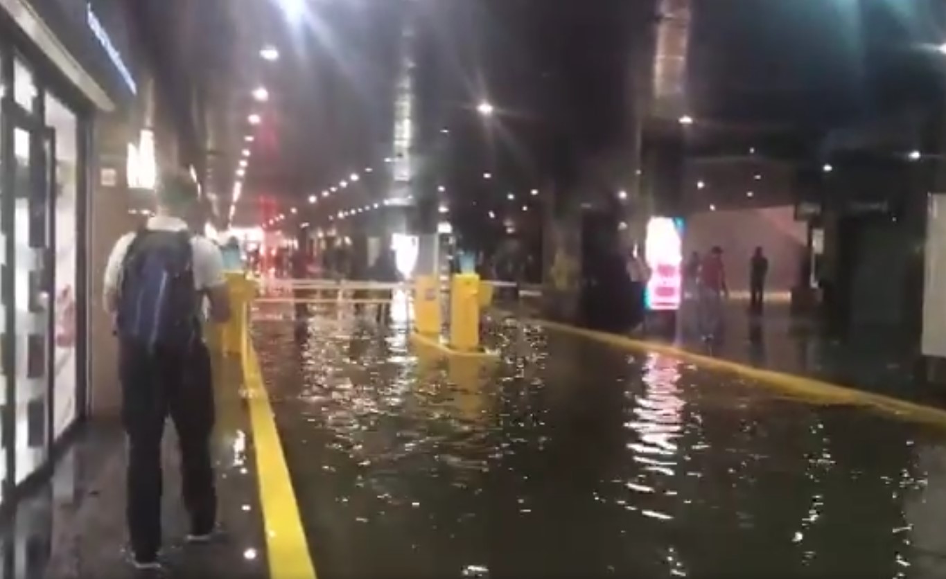 Intensas lluvias inundan instalaciones del CC San Ignacio #22Oct (Videos)