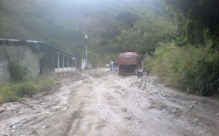 En Trujillo la vía hacia Timotes está interrumpida por deslaves y desbordes de quebradas