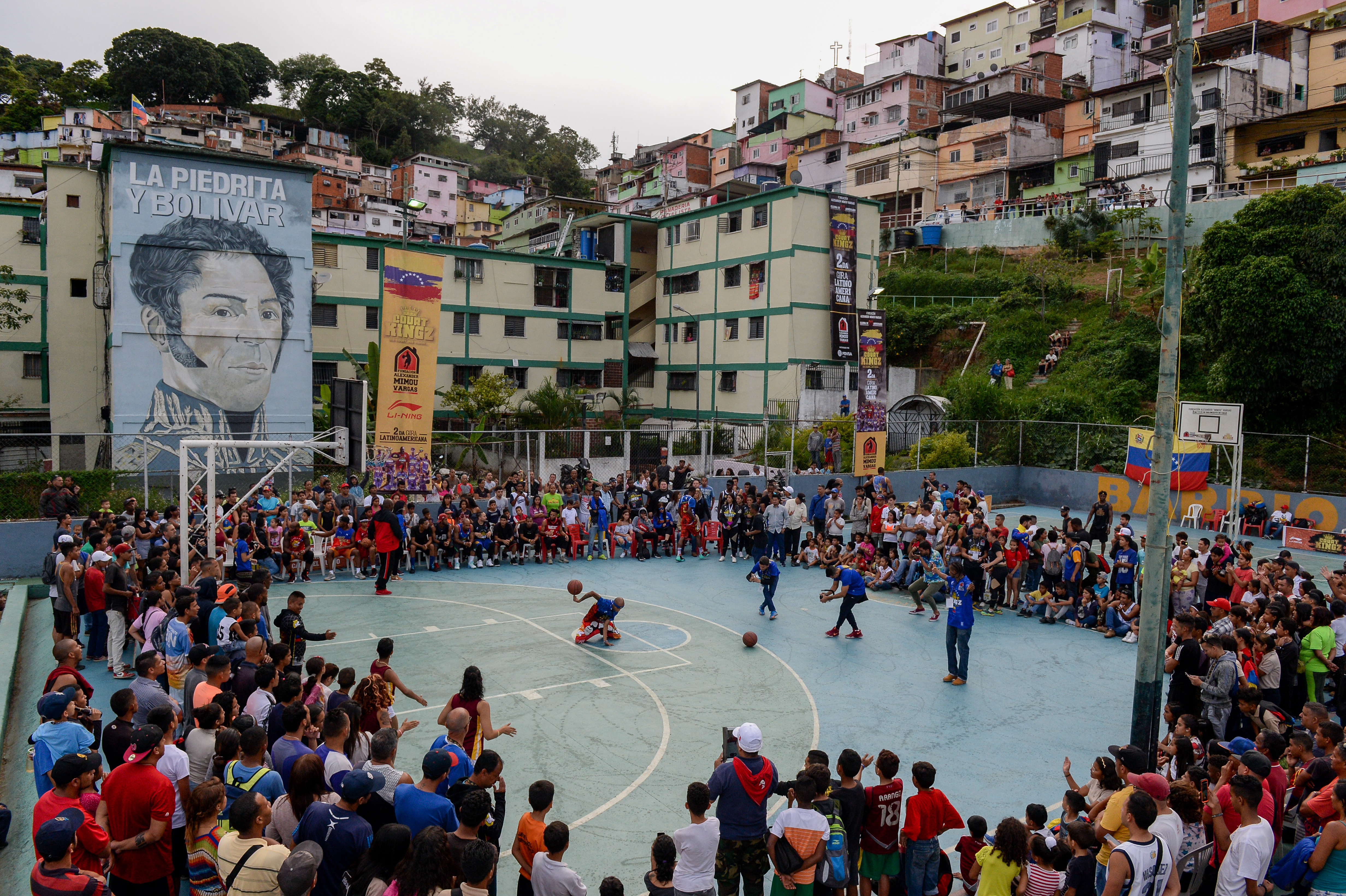 Equipo de básquet callejero de EEUU inspira a niños pobres del 23 de enero en Caracas (Fotos)