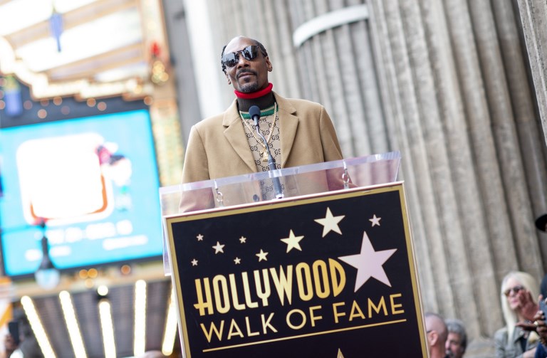 Rapero Snoop Dogg se agradece a sí mismo al recibir estrella de Hollywood