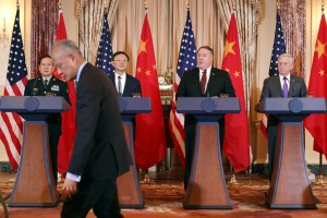 EEUU y China discuten sobre sus conflictos comerciales y políticos (Fotos)
