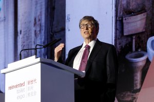 Bill Gates presenta en Pekín una novedosa poceta que funciona sin agua (Video)