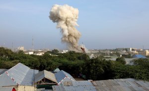Tres fuertes explosiones consecutivas sacuden la capital de Somalia