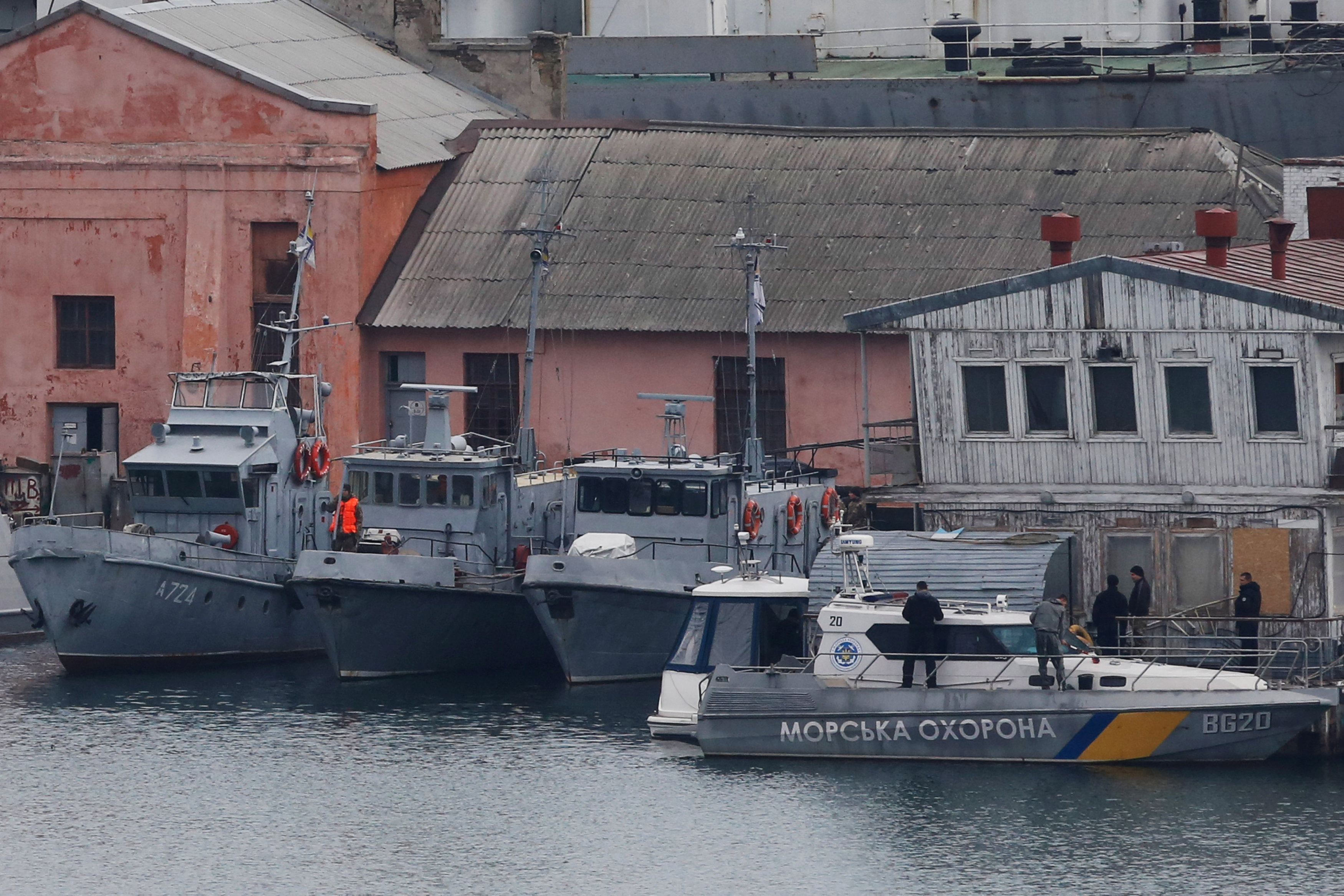 Ucrania dice que Rusia abrió fuego y capturó a tres de sus barcos en el Mar Negro