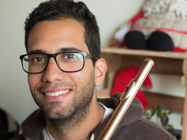 El flautista sinfónico de Venezuela que trabaja en un call center de Colombia