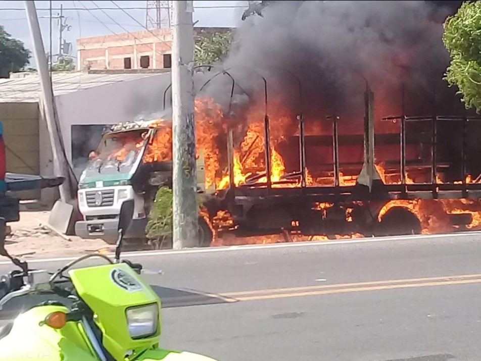 Dos policías heridos y un camión incendiado deja ataque en La Guajira (Fotos)