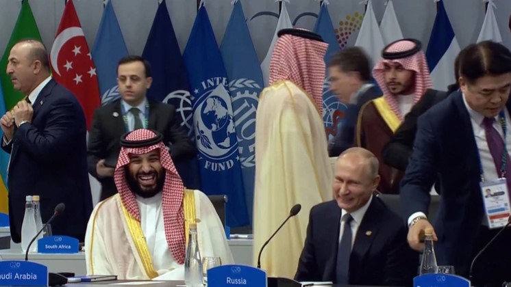 Amiguis forever: El saludo de Putin con el príncipe Salman que recorre el mundo (Fotos y video)