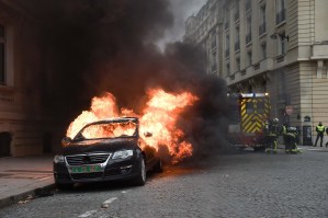 Carros incendiados, vidrieras rotas y barricadas en violenta protesta de los chalecos amarillos en París (FOTOS)