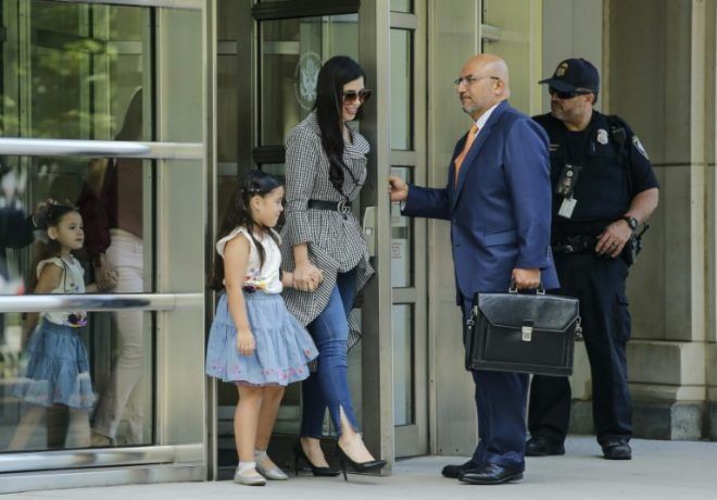 El Chapo recibió la visita de sus hijas en la corte… y lloró