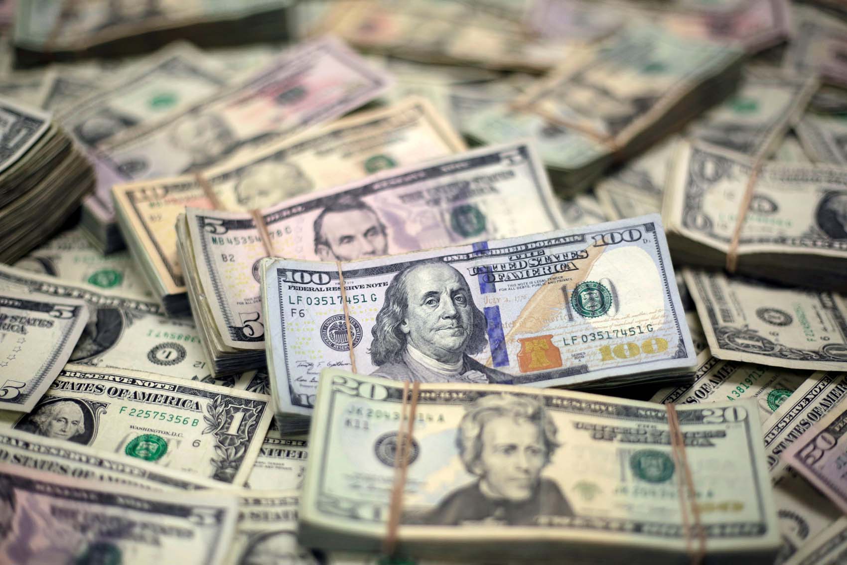 Mayoría de monedas ganan frente al dólar tras datos económicos EEUU