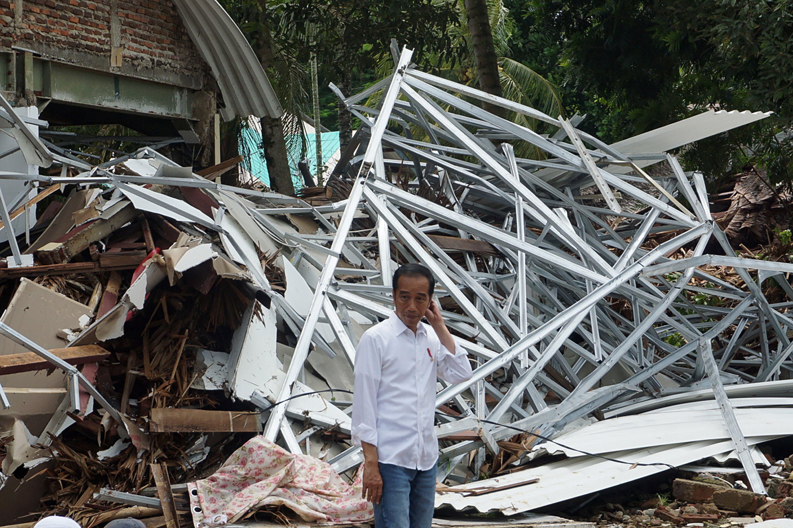 El presidente de Indonesia visita a los afectados por el tsunami