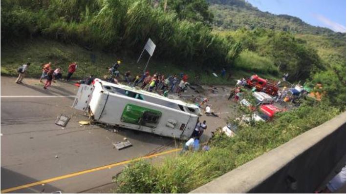 Nueve personas fallecieron tras volcamiento de un autobús en Valle del Cauca