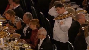 El desliz de un mesero distraído durante la gala de los Premios Nobel (Video)